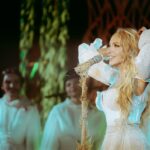 Olia Poliakova Instagram – Відбулася фантастична премʼєра музичної моновистави «Моє коріння». Дякую всім глядачам, які завітали підтримати цей проєкт та насолодитися українськими піснями в нових аранжуваннях!

Наступні вистави відбудуться 17, 18, 20, 21, 22 жовтня на сцені малого залу TEATROOM Палацу «Україна». Приходьте обов’язково!

#ОляПолякова #МоєКоріння Kyiv, Ukraine