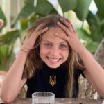 Olia Poliakova Instagram – 12! Моя маленька і вже така доросла дівчинка! Така кумедна і свідома, розумна і смішна, красива як сонце! Хочу щоб ти була здорова і щаслива! І щоб втілилося твоє єдине бажання вже півтора року , щоб закінчилась війна і ти повернулася додому! Бо нема для тебе кращого місця на землі ніж Україна ,твій ліс твоя річка , і твої тваринки, все що ти любиш! І воно обов’язково здійсниться! І ти як і сотні тисяч дітей повернешся в Україну і ми всі будем дуже щасливі! Давайте побажаємо це Алісі і всім нам! @alisa_polyakova_