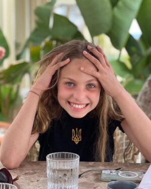 Olia Poliakova Instagram - 12! Моя маленька і вже така доросла дівчинка! Така кумедна і свідома, розумна і смішна, красива як сонце! Хочу щоб ти була здорова і щаслива! І щоб втілилося твоє єдине бажання вже півтора року , щоб закінчилась війна і ти повернулася додому! Бо нема для тебе кращого місця на землі ніж Україна ,твій ліс твоя річка , і твої тваринки, все що ти любиш! І воно обов’язково здійсниться! І ти як і сотні тисяч дітей повернешся в Україну і ми всі будем дуже щасливі! Давайте  побажаємо це Алісі і всім нам! @alisa_polyakova_