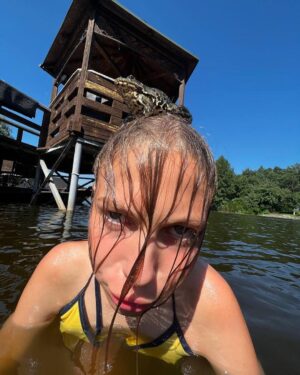 Olia Poliakova Instagram - 12! Моя маленька і вже така доросла дівчинка! Така кумедна і свідома, розумна і смішна, красива як сонце! Хочу щоб ти була здорова і щаслива! І щоб втілилося твоє єдине бажання вже півтора року , щоб закінчилась війна і ти повернулася додому! Бо нема для тебе кращого місця на землі ніж Україна ,твій ліс твоя річка , і твої тваринки, все що ти любиш! І воно обов’язково здійсниться! І ти як і сотні тисяч дітей повернешся в Україну і ми всі будем дуже щасливі! Давайте  побажаємо це Алісі і всім нам! @alisa_polyakova_