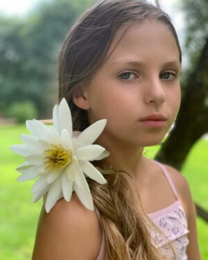 Olia Poliakova Instagram - 12! Моя маленька і вже така доросла дівчинка! Така кумедна і свідома, розумна і смішна, красива як сонце! Хочу щоб ти була здорова і щаслива! І щоб втілилося твоє єдине бажання вже півтора року , щоб закінчилась війна і ти повернулася додому! Бо нема для тебе кращого місця на землі ніж Україна ,твій ліс твоя річка , і твої тваринки, все що ти любиш! І воно обов’язково здійсниться! І ти як і сотні тисяч дітей повернешся в Україну і ми всі будем дуже щасливі! Давайте  побажаємо це Алісі і всім нам! @alisa_polyakova_