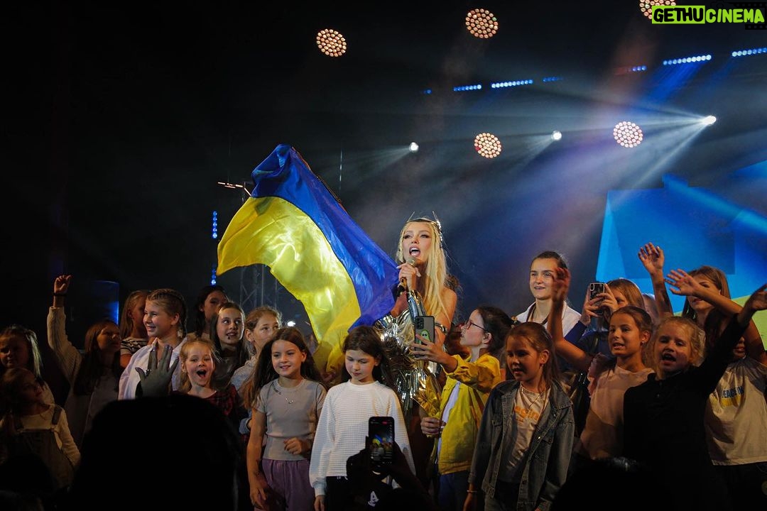 Olia Poliakova Instagram - Вінничани, дякую вам, дорогенькі, за теплий прийом! Дякую за дивовижний концерт у моєму рідному місті! Чекаю на зустріч з вами 26 жовтня у Київському Палаці Україна! Посилання на квитки в шапці профілю. Фото: @mareenchikk #ОляПолякова #ВсеБудеДобре Vinnytsia