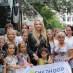 Olia Poliakova Instagram - Нещодавно в прямому ефірі Телемарафону я закликала всіх долучитись та допомогти знайти дітей-сиріт, яким потрібна допомога. Я дякую всім, хто почув мене і відгукнувся. І завдяки всім небайдужим людям ми відправляємо цих дітей в безпечне місце в Туреччині. Там діти зможуть оздоровитися, відпочити, побачити світ, познайомитися з іншими дітками та набратися сил перед новим навчальним роком. Діти, яких ми рятуємо, втратили батьків і через війну опинилися в нелюдських умовах — серед руїн, без світла та води, під постійними обстрілами і ракетними атаками. Вони не мали навіть базових засобів для життя. Жили у зруйнованих будинках без дахів, з розбитими вікнами, намагалися вижити на вулиці, перебуваючи у примітивних наметах. Приміром, є хлопчик, який після загибелі батьків залишилися з бабусею й дідусем. І у їхній будинок прилетіла російська ракета. Доки літній дідусь намагається самотужки відремонтувати оселю, родина тулиться у літній кухні. #ОляПолякова #дитинствобезвійни #chilhoodwithoutwar Odessa, Ukraine