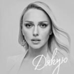 Olia Poliakova Instagram - Напередодні Дня Незалежності представляю вам свою нову відеороботу, яка є символом вдячності всім, хто протягом тривалої війни щодня своєю працею та мужністю наближає перемогу України. Кліп на пісню “Дякую” об’єднав велику кількість захисників, з якими я особисто знайома. Обличчя деяких героїв вам знайомі, когось ви побачите вперше, і зможе теж висловити свої щирі слова подяки. Герої кліпу: Валентин Науменко «НАУМ», @naum_men_ko спецпризначенець ЗСУ Світлана Легка, @legenkaya7 військова волонтерка Михайло Діанов, @dianovmiha український військовослужбовець, старший сержант 36 ОБрМП Збройних сил України, оборонець Маріуполя, учасник російсько-української війни Рейнджер, @nazargrabar військовослужбовець ЗСУ Оля Зайцева, @olhazaitseva волонтерка, евакуація з зони бойових дій Наталія Лелюх, @klub.natalii.leliukh лікарка-гінекологіня, медична волонтерка Євгенія Емеральд «Жанна д’Арк», @emerald.evgeniya військова снайперка з донькою Афіною Анастасія Тиха, @stasia_tihaia засновниця притулку для тварин інвалідів і зооволонтер Ярина Гордієнко, @yarinagordienko волонтерка, акторка Олексій Суровцев, @surovtsev.alexei актор, зоозахисник «Бородата котомамуля» Ірина iSky @isky.jpg та Павло Зайченки @thisis_pasha , арт-дует «Вони разом» @vony_razom військовослужбовці ЗСУ Олександр Пирогов, енергетик ДТЕК Назар Борознюк, @p.t_borozniuk_nazar реабілітолог дитячої лікарні «Охматдит» Катерина Коверега «Ангел», @_k.koverega_ волонтерка, донька загиблого Героя України Дмитра Ковереги За надання фотографій дякуємо прес-службам ДССТ, НДСЛ «Охматдит» та Департаменту комунікації МВС Авторка слів та музики @bazhana Режисерка @katyatsarik DOP @yurakorol @1AC @alexandrradomskiy Лінійний продюсер @maksiuk Асистент режисера/кастинг @katerynaprymina Художник постановник @nimenkomax Style @mu.production.ua Make up @aposokhova Hair @stetsjulia Editing @danilchik_a Post denys_bereza Музичний продакшн @babchenko.music @_foxxstudios_ Менеджмент, промоушен @secretservice_ea