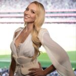 Olia Poliakova Instagram - Учора мала честь виконувати гімн України перед благодійним футбольним матчем "Тоттенхем" - "Шахтар". Щоразу мене переповнюють неймовірні емоції, адже ти один на один із 56 тисячною аудиторією! Дякую Дмитру Саратському @dmitriy_saratsky за аранжування для мене! Я вважаю, що самобутність артиста доречна у виконані будь-якого твору, якщо це зроблено чесно, з душею і талановито. Взагалі, виконання гімну не повинно виглядати як на радянському параді, це тріумф духу, а наш український дух - це дух творчості, пошуку та самовираження! Макіяж: @loca_mocca_makeup_ Зачіска: @leragornostay Стиль: @mu.production.ua Фото: @spromojna #ОляПолякова #ГімнУкраїни Tottenham Hotspur Stadium