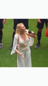 Olia Poliakova Instagram - Сьогодні виконала Державний Гімн України в аранжуванні Дмитра Саратського @dmitriy_saratsky на благодійному матчі футбольного клубу Шахтар з англійською командою Tottenham у Лондоні! Tottenham Hotspur Stadium