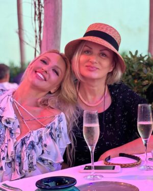 Olia Poliakova Instagram - Мамуся! З днем народження! Кохаю сильно!!! Ти найкраща мама в світі! Без тебе нічого не було б))) пам‘ятаю як в дитинстві ми говорили у ночі в ліжку, про все на світі, про сенс життя, чи існує щось після. , а нащо ми тут, і що залишиться після….про астрономію, філософію, про книги які ти читала, а ти їх просто їла))) знаю що глибина і світогляд в мене від тебе, здатність дивитися глибше , не поверхнево, аналізувати  і скоро знаходити рішення, задумуватись над вічним, і жадібно цікавитись усім, ну і королівські замашки теж😂! Люблю ❤️❤️❤️в щиро бажаю здоровья та довгих щасливих літ!!і Миру нам всім!! @svitusyapolyakova