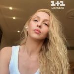 Olia Poliakova Instagram - Як ви знаєте, я є амбасадором проєкту «Дитинство без війни» @childhoodwithoutwar.ua , тому сьогодні в марафоні «Єдині новини» ми поговорили на дуже важливу нині тему: евакуацію дітей-сиріт з усієї України та надання їм прихистку. Я хочу достукатися до кожної людини, яка може знати такі ситуації, де дітки-сироти живуть в небезпечних умовах. Я дуже прошу допомогти знайти цих дітей, яким необхідна наша допомога. Я закликаю соціальні служби дізнатися все про проєкт “Дитинство без війни” та зробити так, щоб дитячі будинки та ДБСТ теж дізналися про нього. Та використали всі можливості для порятунку маленьких українці! А також кожного закликаю долучитися до благодійної справи та задонатити за посиланням в шапці профілю! #ОляПолякова #Дитиствобезвійни #chilhoodwithoutwar
