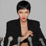 Olia Poliakova Instagram – Нікому не цікаво, як паришиво в тебе на душі— ти маєш дарувати радість, втіху, красу і гарний настрій, бо це — твоя робота і твоє покликання.
Цей дещо гротескний маскулінний збірний образ – втілення артиста на прес-конференції, який не боїться маніфестувати свої різні емоції, на які має право.

Концепт: @mu.production.ua 
Костюм: @vishni.ua 

#ОляПолякова #ЩобНеПлакатиЯСміюсь
