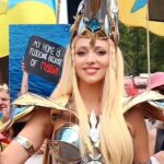 Olia Poliakova Instagram - Сьогодні був неймовірний день - таке єднання, така сила і жага до свободи. Більше 600 груп в колоні Прайду. Ви тільки-но уявіть цю міць!Я дякую нашим партнерам @ukraine.pride та @support_ukraine_london за цей досвід, які довірили мені очолити українську делегацію з дуже важливою місією. Наш сьогоднішній меседж присвячений Україні: «Give us wings to protect our rainbow». Слоган ходи навіяний історичним візитом президента України Володимира Зеленського до Лондона в лютому 2023 року, під час якого він неодноразово закликав надати нам літаки. Його заклик «Дайте нам крила, щоб захистити свободу», проголошений перед британським парламентом, став легендарним. Україна - це вже частина прогресивного світу, незалежно від того, як швидко ми виграємо цю війну. Тому, сьогодні ми маємо особливо чітко підкреслювати, що нас, українців, обʼєднує, а не розділяє. А обʼєднують нас прагнення свободи, безпеки і рівноправності всіх наших громадян. Ми тут, аби захистити світ свободи та любові від темряви диктатури, брутальної сили та брехні! #ОляПолякова #Pride #London London, United Kingdom