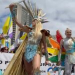 Olia Poliakova Instagram - Визнання одностатевих шлюбів набагато ближче, ніж здається🏳️‍🌈 Усі українські артисти, я сподіваюся, використають свій вплив, щоб захистити права та свободу кожного… ЛГБТК+ люди, які воюють на передовій, зіштовхуються з неймовірними труднощами, коли справа стосується піклування про партнера, дітей, нерухомості. Зараз Україна проходить складний шлях політичних та культурних трансформацій. Я впевнена, дух свободи, що ми бачимо на лондонських вулицях, ми скоро побачимо у Києві! The recognition of same sex marriage in Ukrane is much closer than it seems🏳️‍🌈 All Ukrainian artists and I hope especially within the LGBTQ+ community will use their influence and anything in their power to protect the rights and freedoms of everyone… LGBTQ+ people on the front line whose rights are not legally recognised facing incredible challenges when it comes to their caring for their same sex partners, when it comes to their kids, when it comes to dealing with their shared properties. Right now Ukrainians are going through a very challenging period of cultural and political transformation. We are gaining our true freedom and I am sure the same spirit that we see on London’s streets today we will be able to feel and see in Kyiv very soon! London, United Kingdom