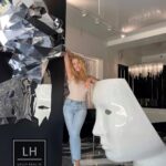 Olia Poliakova Instagram - Дорогенькі, я часто розповідала вам, що перед концертами, зйомками, інтерв’ю та важливими подіями я обовʼязково відвідую косметолога та масажиста. Перед концертом у Варшаві готувати обличчя та тіло прийшла в @laser_health_warszawa У виборі не сумнівалася, бо: — Laser Health — це український центр косметології та дерматології — Чула багато позитивних відгуків від подруг — Працюють Топ лікарі з України — Найсучасніше обладнання — Мають також Центри в Києві Спеціалісти зробили мені детальну діагностку шкіри, провели голлівудський догляд за обличчям HydraFacial та апаратний масаж Endospheres Therapy! Обличчя сяє, тіло підтягнуте — до концерту готова!!! Дякую @laser_health_warszawa ❤️ Warszawa