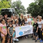 Olia Poliakova Instagram - Нещодавно в прямому ефірі Телемарафону я закликала всіх долучитись та допомогти знайти дітей-сиріт, яким потрібна допомога. Я дякую всім, хто почув мене і відгукнувся. І завдяки всім небайдужим людям ми відправляємо цих дітей в безпечне місце в Туреччині. Там діти зможуть оздоровитися, відпочити, побачити світ, познайомитися з іншими дітками та набратися сил перед новим навчальним роком. Діти, яких ми рятуємо, втратили батьків і через війну опинилися в нелюдських умовах — серед руїн, без світла та води, під постійними обстрілами і ракетними атаками. Вони не мали навіть базових засобів для життя. Жили у зруйнованих будинках без дахів, з розбитими вікнами, намагалися вижити на вулиці, перебуваючи у примітивних наметах. Приміром, є хлопчик, який після загибелі батьків залишилися з бабусею й дідусем. І у їхній будинок прилетіла російська ракета. Доки літній дідусь намагається самотужки відремонтувати оселю, родина тулиться у літній кухні. #ОляПолякова #дитинствобезвійни #chilhoodwithoutwar Odessa, Ukraine