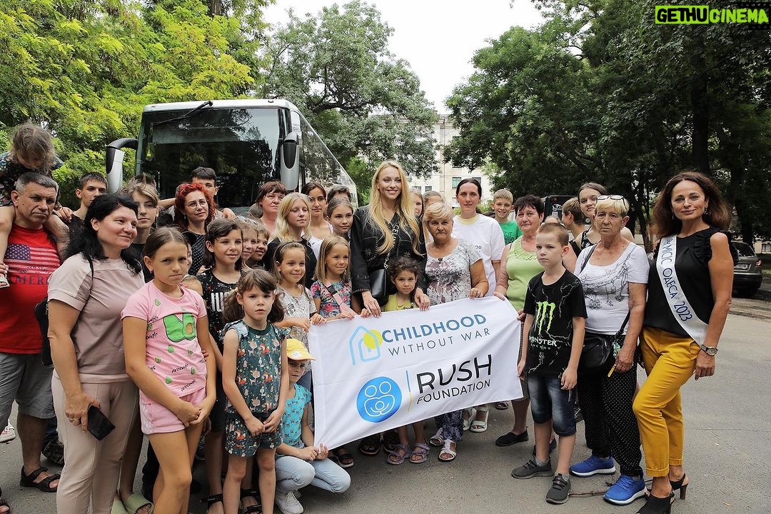 Olia Poliakova Instagram - Нещодавно в прямому ефірі Телемарафону я закликала всіх долучитись та допомогти знайти дітей-сиріт, яким потрібна допомога. Я дякую всім, хто почув мене і відгукнувся. І завдяки всім небайдужим людям ми відправляємо цих дітей в безпечне місце в Туреччині. Там діти зможуть оздоровитися, відпочити, побачити світ, познайомитися з іншими дітками та набратися сил перед новим навчальним роком. Діти, яких ми рятуємо, втратили батьків і через війну опинилися в нелюдських умовах — серед руїн, без світла та води, під постійними обстрілами і ракетними атаками. Вони не мали навіть базових засобів для життя. Жили у зруйнованих будинках без дахів, з розбитими вікнами, намагалися вижити на вулиці, перебуваючи у примітивних наметах. Приміром, є хлопчик, який після загибелі батьків залишилися з бабусею й дідусем. І у їхній будинок прилетіла російська ракета. Доки літній дідусь намагається самотужки відремонтувати оселю, родина тулиться у літній кухні. #ОляПолякова #дитинствобезвійни #chilhoodwithoutwar Odessa, Ukraine