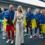 Olia Poliakova Instagram - Учора мала честь виконувати гімн України перед благодійним футбольним матчем "Тоттенхем" - "Шахтар". Щоразу мене переповнюють неймовірні емоції, адже ти один на один із 56 тисячною аудиторією! Дякую Дмитру Саратському @dmitriy_saratsky за аранжування для мене! Я вважаю, що самобутність артиста доречна у виконані будь-якого твору, якщо це зроблено чесно, з душею і талановито. Взагалі, виконання гімну не повинно виглядати як на радянському параді, це тріумф духу, а наш український дух - це дух творчості, пошуку та самовираження! Макіяж: @loca_mocca_makeup_ Зачіска: @leragornostay Стиль: @mu.production.ua Фото: @spromojna #ОляПолякова #ГімнУкраїни Tottenham Hotspur Stadium