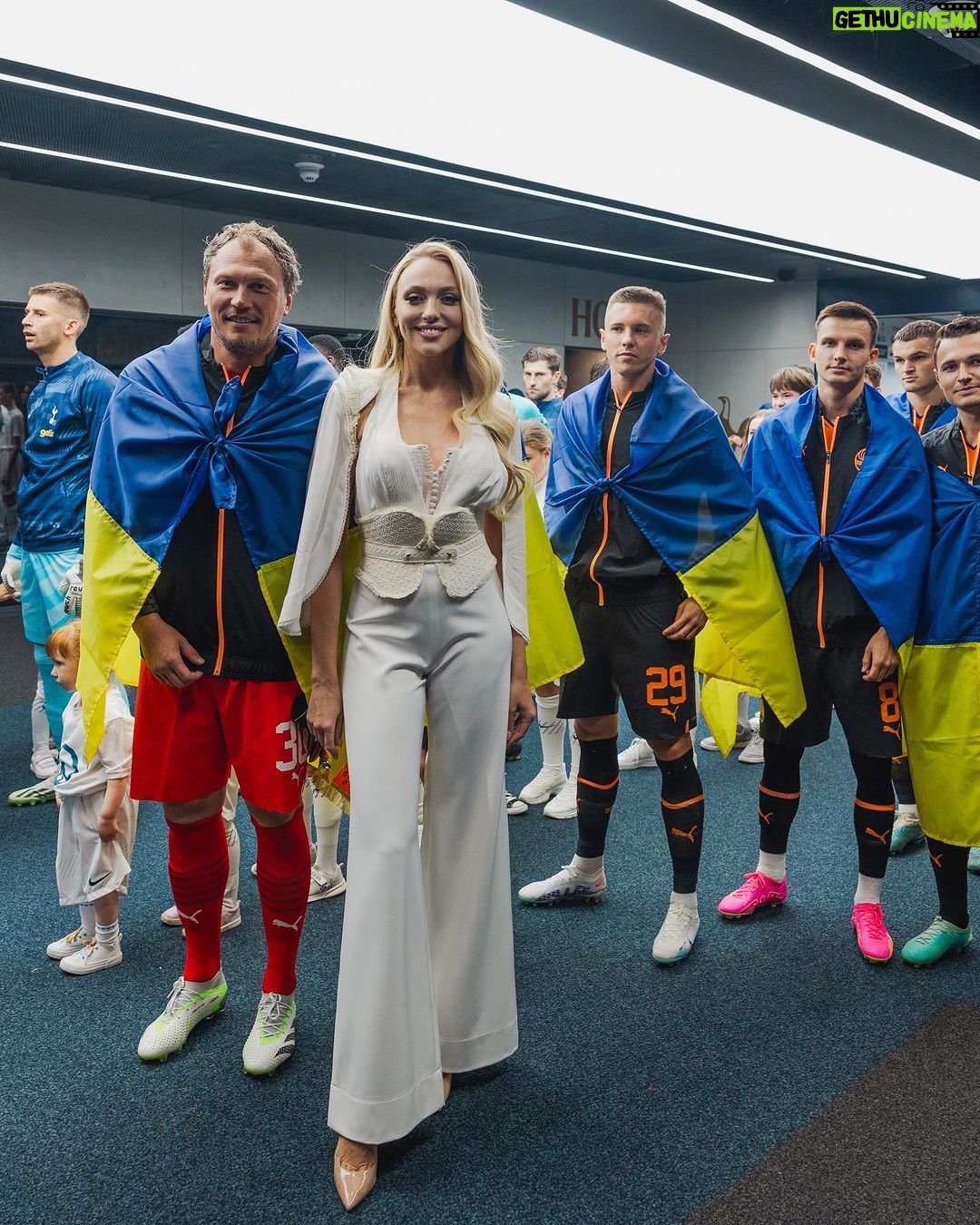 Olia Poliakova Instagram - Учора мала честь виконувати гімн України перед благодійним футбольним матчем "Тоттенхем" - "Шахтар". Щоразу мене переповнюють неймовірні емоції, адже ти один на один із 56 тисячною аудиторією! Дякую Дмитру Саратському @dmitriy_saratsky за аранжування для мене! Я вважаю, що самобутність артиста доречна у виконані будь-якого твору, якщо це зроблено чесно, з душею і талановито. Взагалі, виконання гімну не повинно виглядати як на радянському параді, це тріумф духу, а наш український дух - це дух творчості, пошуку та самовираження! Макіяж: @loca_mocca_makeup_ Зачіска: @leragornostay Стиль: @mu.production.ua Фото: @spromojna #ОляПолякова #ГімнУкраїни Tottenham Hotspur Stadium