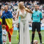 Olia Poliakova Instagram - Учора мала честь виконувати гімн України перед благодійним футбольним матчем "Тоттенхем" - "Шахтар". Щоразу мене переповнюють неймовірні емоції, адже ти один на один із 56 тисячною аудиторією! Дякую Дмитру Саратському @dmitriy_saratsky за аранжування для мене! Я вважаю, що самобутність артиста доречна у виконані будь-якого твору, якщо це зроблено чесно, з душею і талановито. Взагалі, виконання гімну не повинно виглядати як на радянському параді, це тріумф духу, а наш український дух - це дух творчості, пошуку та самовираження! Макіяж: @loca_mocca_makeup_ Зачіска: @leragornostay Стиль: @mu.production.ua Фото: @spromojna #ОляПолякова #ГімнУкраїни Tottenham Hotspur Stadium