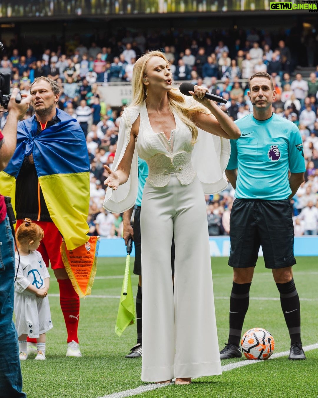 Olia Poliakova Instagram - Учора мала честь виконувати гімн України перед благодійним футбольним матчем "Тоттенхем" - "Шахтар". Щоразу мене переповнюють неймовірні емоції, адже ти один на один із 56 тисячною аудиторією! Дякую Дмитру Саратському @dmitriy_saratsky за аранжування для мене! Я вважаю, що самобутність артиста доречна у виконані будь-якого твору, якщо це зроблено чесно, з душею і талановито. Взагалі, виконання гімну не повинно виглядати як на радянському параді, це тріумф духу, а наш український дух - це дух творчості, пошуку та самовираження! Макіяж: @loca_mocca_makeup_ Зачіска: @leragornostay Стиль: @mu.production.ua Фото: @spromojna #ОляПолякова #ГімнУкраїни Tottenham Hotspur Stadium