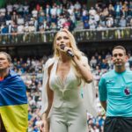 Olia Poliakova Instagram - Учора мала честь виконувати гімн України перед благодійним футбольним матчем "Тоттенхем" - "Шахтар". Щоразу мене переповнюють неймовірні емоції, адже ти один на один із 56 тисячною аудиторією! Дякую Дмитру Саратському @dmitriy_saratsky за аранжування для мене! Я вважаю, що самобутність артиста доречна у виконані будь-якого твору, якщо це зроблено чесно, з душею і талановито. Взагалі, виконання гімну не повинно виглядати як на радянському параді, це тріумф духу, а наш український дух - це дух творчості, пошуку та самовираження! Макіяж: @loca_mocca_makeup_ Зачіска: @leragornostay Стиль: @mu.production.ua Фото: @spromojna #ОляПолякова #ГімнУкраїни Tottenham Hotspur Stadium