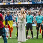 Olia Poliakova Instagram - Учора мала честь виконувати гімн України перед благодійним футбольним матчем "Тоттенхем" - "Шахтар". Щоразу мене переповнюють неймовірні емоції, адже ти один на один із 56 тисячною аудиторією! Дякую Дмитру Саратському @dmitriy_saratsky за аранжування для мене! Я вважаю, що самобутність артиста доречна у виконані будь-якого твору, якщо це зроблено чесно, з душею і талановито. Взагалі, виконання гімну не повинно виглядати як на радянському параді, це тріумф духу, а наш український дух - це дух творчості, пошуку та самовираження! Макіяж: @loca_mocca_makeup_ Зачіска: @leragornostay Стиль: @mu.production.ua Фото: @spromojna #ОляПолякова #ГімнУкраїни Tottenham Hotspur Stadium