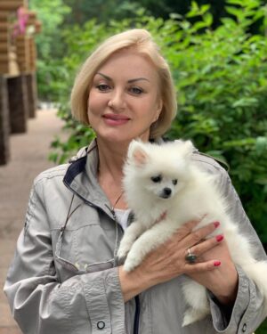Olia Poliakova Instagram - Мамуся! З днем народження! Кохаю сильно!!! Ти найкраща мама в світі! Без тебе нічого не було б))) пам‘ятаю як в дитинстві ми говорили у ночі в ліжку, про все на світі, про сенс життя, чи існує щось після. , а нащо ми тут, і що залишиться після….про астрономію, філософію, про книги які ти читала, а ти їх просто їла))) знаю що глибина і світогляд в мене від тебе, здатність дивитися глибше , не поверхнево, аналізувати  і скоро знаходити рішення, задумуватись над вічним, і жадібно цікавитись усім, ну і королівські замашки теж😂! Люблю ❤️❤️❤️в щиро бажаю здоровья та довгих щасливих літ!!і Миру нам всім!! @svitusyapolyakova