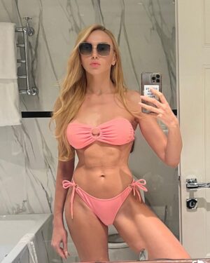 Olia Poliakova Instagram - Я перший раз в житті на детоксі…, багато чула але не було часу… ті хто дивиться дорослих дівчаток  Знають що я завжди їм) але останні півтора роки я щей трохи п’ю…) , думала що на мені це не відображається , але останнім часом мені не дуже подобалося як я виглядаю у дзеркалі, але зізнатися що в мене проблеми я не хотіла , аж до поки не попала сюди! 8 днів жорсткої але дуже смачної і корисної дієти, тільки вода, яка має лікувальний ефект, масажі, ванни з магнію і солі, зробили своє діло , Фотошоп не потрібен! Цей палац-клініка @palazzofiuggi  дйсно в короткі строки лікує та відновлює, Розеішний інтер’єр , та не менш розкішні програми на різні побажання, обслуговування  рівню королівського палацу !Нам так сподобалося! Неможливо передати, дякую за організацію цього дива @nataliegurieva @viktoriyawhite , дівчата , ви знали що мені це вкрай необхідно! 
@palazzofiuggi

#PalazzoFiuggi #PalazzoFiuggiLongevity #ForLongerLifeBetterLived