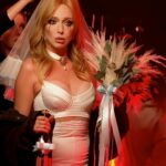 Olia Poliakova Instagram - Скільки образів нарахували в кліпі «Щоб не плакати, я сміюсь»? Заходьте на YouTube, дивіться! Посилання залишила в сторіс 😉 #ОляПолякова #ЩобНеПлакатиЯСміюсь