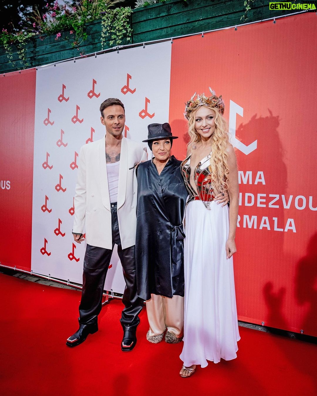 Olia Poliakova Instagram - Дякую, Юрмало, дякую латвійці за ваш теплий прийом! Дякую, Лаймо @laima_vaikule_official , за запрошення! Для мене велика честь представляти Україну на сцені «Дзінтарі» та поширювати українську музику! Щиро дякую Латвії за підтримку моєї країни та українського народу в цей нелегкий для нас час!!! #ОляПолякова Юрмала
