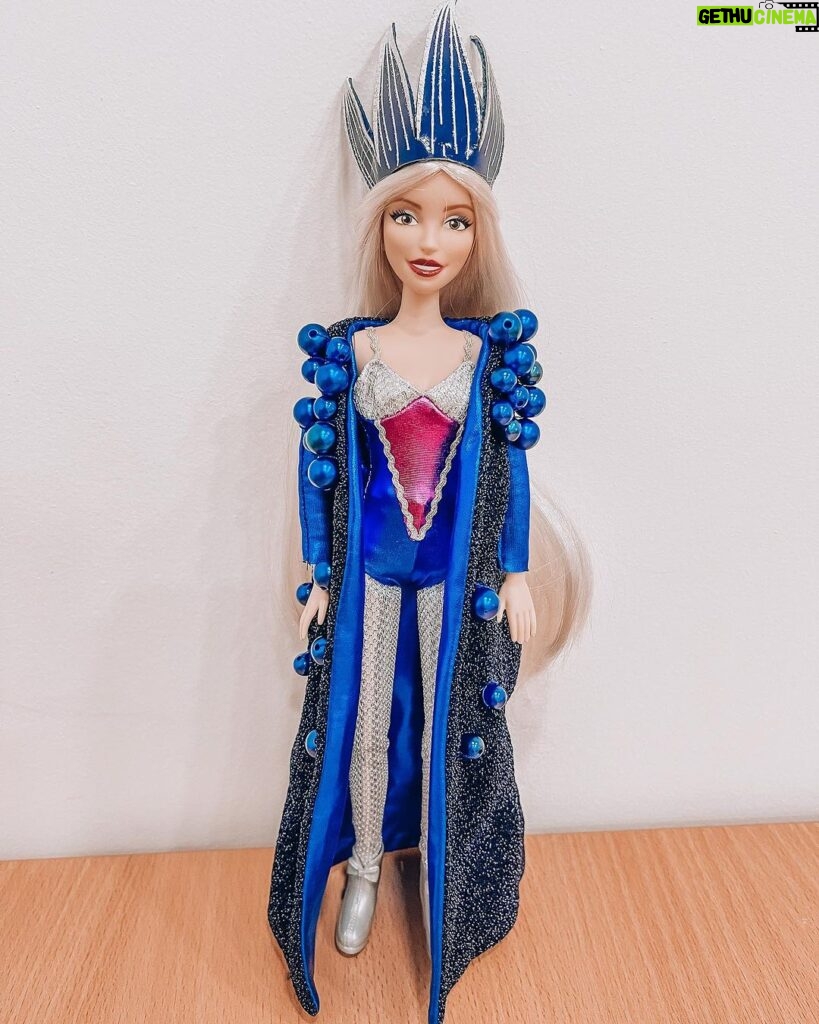 Olia Poliakova Instagram - Ну все… Не можу більше мовчати і не поділитися з вами такою новиною, коли в світі справжній Barbie-бум!!! Ще до війни ми запланували випуск цілої серії неймовірних ляльок «Оля Полякова», яка була натхненна шоу «Королева Ночі». В минулому році ми вирішили перенести цю подію, але під час однієї з виставок серія викликала великий інтерес у дистрибʼюторів, тому разом з компанією-виробником ми вирішили презентувати її цієї осені! За словами виробника ляльки «Оля Полякова» стануть першими в Україні ляльками, героєм якої є українська співачка! Крім того, ляльки ще й будуть співати моїм голосом! Тому чекаємо день, коли ці чудові ляльки з'являться у продажу! Доречі, частина коштів з продажу ляльок цієї серії підуть до Фонду «Дитинство без війни» @childhoodwithoutwar.ua