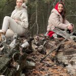 Olia Poliakova Instagram - Цей пост присвята моїй кумі! Це Света Легка! Моя подруга і хрещена мати моєї Аліси! Розкажу вам трошки про неї! Света завжди хотіла спасати світ і людей, в мирний час завжди приходила на допомогу тим хто ї ї потребував, вирішувала питання які ніхто не міг , а частіше не хотів вирішувати, а вона завжди хотіла, ми шуткували над нею, трошки по доброму, що вона завжди знайде проблеми які потрібно героїчно вирішувати! Але коли прийшла на нашу землю війна, Світланка розкрилася в повній мірі свого героїчного таланту, з перших часів війни зробила з свого офісу бомбосховище і волонтерський центр! Приймала 300 людей на добу, годувала всю тероборону Печерську, шукала броніки , ліки і возила під кулі в Бородянку, Бучу та Ірпінь! Після деокупації ї ї там кожна бабця знає! Бо возила їм продукти кожен день! А тепер вона військова ЗСУ, і їздить на Схід, в запекліші місця, і ганяє машини самостійно на фронт з усієї Європи, і допомагає і допомагає! І вже ми не шуткуємо , а захоплюємся цією маленькою 40 ка кілограмовою сміливою дівчинкою! Хай Світуся тебе Бог береже! Дякую тобі за все! Люблю тебе безмежно !!! А ви якщо хочете поздоровити мою куму, то закиньте донат на її @svitlii_foundation Там кожна копійочка піде на потреби наших бійців!