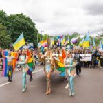 Olia Poliakova Instagram - Боротьба за свободу і цінність кожного українця - це те, за що наша країна щодня виборює право у двобої з рашистським злом. Війна не обирає, якої ти статі, сексуальної орієнтації або який у тебе колір очей. На передовій перемогу здобувають також військові ЛГБТІК+, права яких досі не врегульовані законодавчо в питаннях узаконення відносин, піклування про партнера, їх спільне майно, дітей… Нам треба будувати країну майбутнього. Країну, повну любові, свободи, вибору та гідності. Нам не потрібно стикатися один з одним і не можна дозволяти іншим стикатися з нами. Нам відомий справжній ворог і ми маємо спільно боротися з ним. The struggle for the freedom and value of every Ukrainian is what our country fights for every day in a duel with racist evil. War does not choose your gender, sexual orientation or eye color. On the front lines, LGBTIQ+ soldiers, whose rights are still not legally regulated in matters of legalizing relationships, caring for a partner, their common property, children... We need to build a country of the future, are also winning. A country full of love, freedom, choice and dignity. We don't need to bump into each other and we can't let others bump into us. We know the real enemy and we must fight it together. #ОляПолякова London, Unιted Kingdom