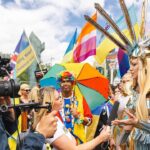 Olia Poliakova Instagram - Боротьба за свободу і цінність кожного українця - це те, за що наша країна щодня виборює право у двобої з рашистським злом. Війна не обирає, якої ти статі, сексуальної орієнтації або який у тебе колір очей. На передовій перемогу здобувають також військові ЛГБТІК+, права яких досі не врегульовані законодавчо в питаннях узаконення відносин, піклування про партнера, їх спільне майно, дітей… Нам треба будувати країну майбутнього. Країну, повну любові, свободи, вибору та гідності. Нам не потрібно стикатися один з одним і не можна дозволяти іншим стикатися з нами. Нам відомий справжній ворог і ми маємо спільно боротися з ним. The struggle for the freedom and value of every Ukrainian is what our country fights for every day in a duel with racist evil. War does not choose your gender, sexual orientation or eye color. On the front lines, LGBTIQ+ soldiers, whose rights are still not legally regulated in matters of legalizing relationships, caring for a partner, their common property, children... We need to build a country of the future, are also winning. A country full of love, freedom, choice and dignity. We don't need to bump into each other and we can't let others bump into us. We know the real enemy and we must fight it together. #ОляПолякова London, Unιted Kingdom