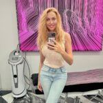 Olia Poliakova Instagram - Дорогенькі, я часто розповідала вам, що перед концертами, зйомками, інтерв’ю та важливими подіями я обовʼязково відвідую косметолога та масажиста. Перед концертом у Варшаві готувати обличчя та тіло прийшла в @laser_health_warszawa У виборі не сумнівалася, бо: — Laser Health — це український центр косметології та дерматології — Чула багато позитивних відгуків від подруг — Працюють Топ лікарі з України — Найсучасніше обладнання — Мають також Центри в Києві Спеціалісти зробили мені детальну діагностку шкіри, провели голлівудський догляд за обличчям HydraFacial та апаратний масаж Endospheres Therapy! Обличчя сяє, тіло підтягнуте — до концерту готова!!! Дякую @laser_health_warszawa ❤️ Warszawa