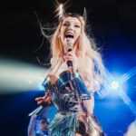 Olia Poliakova Instagram - Пройшов рік з премʼєри мого першого концептуального шоу «Все буде добре» з початку повномасштабного вторгнення. Неймовірні відчуття, бо зовсім нещодавно ми з командою оголосили про найбільшій тур містами України та Європи з цією програмою за всю мою карʼєру, а ще раніше я боялася навіть мріяти про таке. Але сцена лікує й додає сил рухатися вперед попри обставини. Дякую вам, дорогенькі мої, що підтримали мене і проходите цей шлях разом зі мною кожного разу. Дуже дякую Герману Нєнову @german.nenov , який є режисером-постановником цього шоу, і всій команді за те, що попри виникаючі складнощі ми це зробили та подарували людям незабутні емоції! «Зазвичай такі шоу готують 9-10 місяців, це — стандартний період, щоб розробити програму, продумати всі деталі, реалізувати її. Цього разу від перших зустрічей з менеджментом артиста до самого концерту пройшло трохи більше двох місяців. Додайте до цього усі обмеження, що пов’язані з воєнним часом. Це комендантська година — а, значить, цілодобова робота неможлива. Це перебої зі світлом і постійні вимикання електроенергії, які були до середини лютого. А вони дуже ускладнювали усі процеси створення графіки. Це нестача певних компонентів тканин чи фурнітури, які були потрібні для створення образів Олі. Було нелегко. Але та велика кількість ідей і думок, внутрішня енергія Олі і всієї команди, яка працювала над шоу, врятували все», – коментує режисер-постановник Герман Нєнов @german.nenov Kyiv, Ukraine