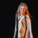 Olia Poliakova Instagram - Пройшов рік з премʼєри мого першого концептуального шоу «Все буде добре» з початку повномасштабного вторгнення. Неймовірні відчуття, бо зовсім нещодавно ми з командою оголосили про найбільшій тур містами України та Європи з цією програмою за всю мою карʼєру, а ще раніше я боялася навіть мріяти про таке. Але сцена лікує й додає сил рухатися вперед попри обставини. Дякую вам, дорогенькі мої, що підтримали мене і проходите цей шлях разом зі мною кожного разу. Дуже дякую Герману Нєнову @german.nenov , який є режисером-постановником цього шоу, і всій команді за те, що попри виникаючі складнощі ми це зробили та подарували людям незабутні емоції! «Зазвичай такі шоу готують 9-10 місяців, це — стандартний період, щоб розробити програму, продумати всі деталі, реалізувати її. Цього разу від перших зустрічей з менеджментом артиста до самого концерту пройшло трохи більше двох місяців. Додайте до цього усі обмеження, що пов’язані з воєнним часом. Це комендантська година — а, значить, цілодобова робота неможлива. Це перебої зі світлом і постійні вимикання електроенергії, які були до середини лютого. А вони дуже ускладнювали усі процеси створення графіки. Це нестача певних компонентів тканин чи фурнітури, які були потрібні для створення образів Олі. Було нелегко. Але та велика кількість ідей і думок, внутрішня енергія Олі і всієї команди, яка працювала над шоу, врятували все», – коментує режисер-постановник Герман Нєнов @german.nenov Kyiv, Ukraine