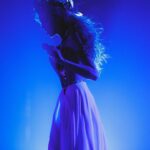 Olia Poliakova Instagram - Пройшов рік з премʼєри мого першого концептуального шоу «Все буде добре» з початку повномасштабного вторгнення. Неймовірні відчуття, бо зовсім нещодавно ми з командою оголосили про найбільшій тур містами України та Європи з цією програмою за всю мою карʼєру, а ще раніше я боялася навіть мріяти про таке. Але сцена лікує й додає сил рухатися вперед попри обставини. Дякую вам, дорогенькі мої, що підтримали мене і проходите цей шлях разом зі мною кожного разу. Дуже дякую Герману Нєнову @german.nenov , який є режисером-постановником цього шоу, і всій команді за те, що попри виникаючі складнощі ми це зробили та подарували людям незабутні емоції! «Зазвичай такі шоу готують 9-10 місяців, це — стандартний період, щоб розробити програму, продумати всі деталі, реалізувати її. Цього разу від перших зустрічей з менеджментом артиста до самого концерту пройшло трохи більше двох місяців. Додайте до цього усі обмеження, що пов’язані з воєнним часом. Це комендантська година — а, значить, цілодобова робота неможлива. Це перебої зі світлом і постійні вимикання електроенергії, які були до середини лютого. А вони дуже ускладнювали усі процеси створення графіки. Це нестача певних компонентів тканин чи фурнітури, які були потрібні для створення образів Олі. Було нелегко. Але та велика кількість ідей і думок, внутрішня енергія Олі і всієї команди, яка працювала над шоу, врятували все», – коментує режисер-постановник Герман Нєнов @german.nenov Kyiv, Ukraine