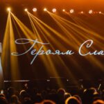 Olia Poliakova Instagram - Пройшов рік з премʼєри мого першого концептуального шоу «Все буде добре» з початку повномасштабного вторгнення. Неймовірні відчуття, бо зовсім нещодавно ми з командою оголосили про найбільшій тур містами України та Європи з цією програмою за всю мою карʼєру, а ще раніше я боялася навіть мріяти про таке. Але сцена лікує й додає сил рухатися вперед попри обставини. Дякую вам, дорогенькі мої, що підтримали мене і проходите цей шлях разом зі мною кожного разу. Дуже дякую Герману Нєнову @german.nenov , який є режисером-постановником цього шоу, і всій команді за те, що попри виникаючі складнощі ми це зробили та подарували людям незабутні емоції! «Зазвичай такі шоу готують 9-10 місяців, це — стандартний період, щоб розробити програму, продумати всі деталі, реалізувати її. Цього разу від перших зустрічей з менеджментом артиста до самого концерту пройшло трохи більше двох місяців. Додайте до цього усі обмеження, що пов’язані з воєнним часом. Це комендантська година — а, значить, цілодобова робота неможлива. Це перебої зі світлом і постійні вимикання електроенергії, які були до середини лютого. А вони дуже ускладнювали усі процеси створення графіки. Це нестача певних компонентів тканин чи фурнітури, які були потрібні для створення образів Олі. Було нелегко. Але та велика кількість ідей і думок, внутрішня енергія Олі і всієї команди, яка працювала над шоу, врятували все», – коментує режисер-постановник Герман Нєнов @german.nenov Kyiv, Ukraine