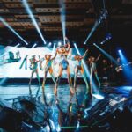 Olia Poliakova Instagram - Пройшов рік з премʼєри мого першого концептуального шоу «Все буде добре» з початку повномасштабного вторгнення. Неймовірні відчуття, бо зовсім нещодавно ми з командою оголосили про найбільшій тур містами України та Європи з цією програмою за всю мою карʼєру, а ще раніше я боялася навіть мріяти про таке. Але сцена лікує й додає сил рухатися вперед попри обставини. Дякую вам, дорогенькі мої, що підтримали мене і проходите цей шлях разом зі мною кожного разу. Дуже дякую Герману Нєнову @german.nenov , який є режисером-постановником цього шоу, і всій команді за те, що попри виникаючі складнощі ми це зробили та подарували людям незабутні емоції! «Зазвичай такі шоу готують 9-10 місяців, це — стандартний період, щоб розробити програму, продумати всі деталі, реалізувати її. Цього разу від перших зустрічей з менеджментом артиста до самого концерту пройшло трохи більше двох місяців. Додайте до цього усі обмеження, що пов’язані з воєнним часом. Це комендантська година — а, значить, цілодобова робота неможлива. Це перебої зі світлом і постійні вимикання електроенергії, які були до середини лютого. А вони дуже ускладнювали усі процеси створення графіки. Це нестача певних компонентів тканин чи фурнітури, які були потрібні для створення образів Олі. Було нелегко. Але та велика кількість ідей і думок, внутрішня енергія Олі і всієї команди, яка працювала над шоу, врятували все», – коментує режисер-постановник Герман Нєнов @german.nenov Kyiv, Ukraine
