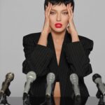 Olia Poliakova Instagram – Нікому не цікаво, як паришиво в тебе на душі— ти маєш дарувати радість, втіху, красу і гарний настрій, бо це — твоя робота і твоє покликання.
Цей дещо гротескний маскулінний збірний образ – втілення артиста на прес-конференції, який не боїться маніфестувати свої різні емоції, на які має право.

Концепт: @mu.production.ua 
Костюм: @vishni.ua 

#ОляПолякова #ЩобНеПлакатиЯСміюсь