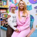 Olia Poliakova Instagram - Разом із 1+1 media @media.1plus1 , у межах проєкту «Здійсни мрію» @zdiysny_mriyu ми здійснили мрію 9-річної Аріни, пацієнтки Національного інституту раку. Зустріч була організована спільно з державною установою «Школа Супергероїв», яка діє при лікарні. Дівчинка отримала символічні подарунки — серед яких колекційна лялька Оля Полякова. І була запрошена на мій великий, жовтневий концерт у Києві. Також Аріна отримала дипломи від «Школи Супергероїв» за успіхи в навчанні та неймовірну силу духу. До того, як дізналися про свій діагноз — саркома Юїнга ребра — Аріна була гімнасткою, активно займалася малюванням і ліпниною з пластиліну. Повномасштабна війна змусила родину виїхати з Миколаєва спершу на більш мирну територію України, згодом — до Польщі. Вже там бабуся намацала на ребрі онуки випуклість. Родина терміново повернулася на Батьківщину. За 9 місяців лікування Аріна пройшла 8 блоків важкої хіміотерапії, їй зробили резекцію ребра, щоб видалити пухлину. На завершальному етапі вона отримала високодозну хіміотерапію з аутологічною трансплантацією стовбурових клітин. Станом на сьогодні дівчинка завершила своє лікування.