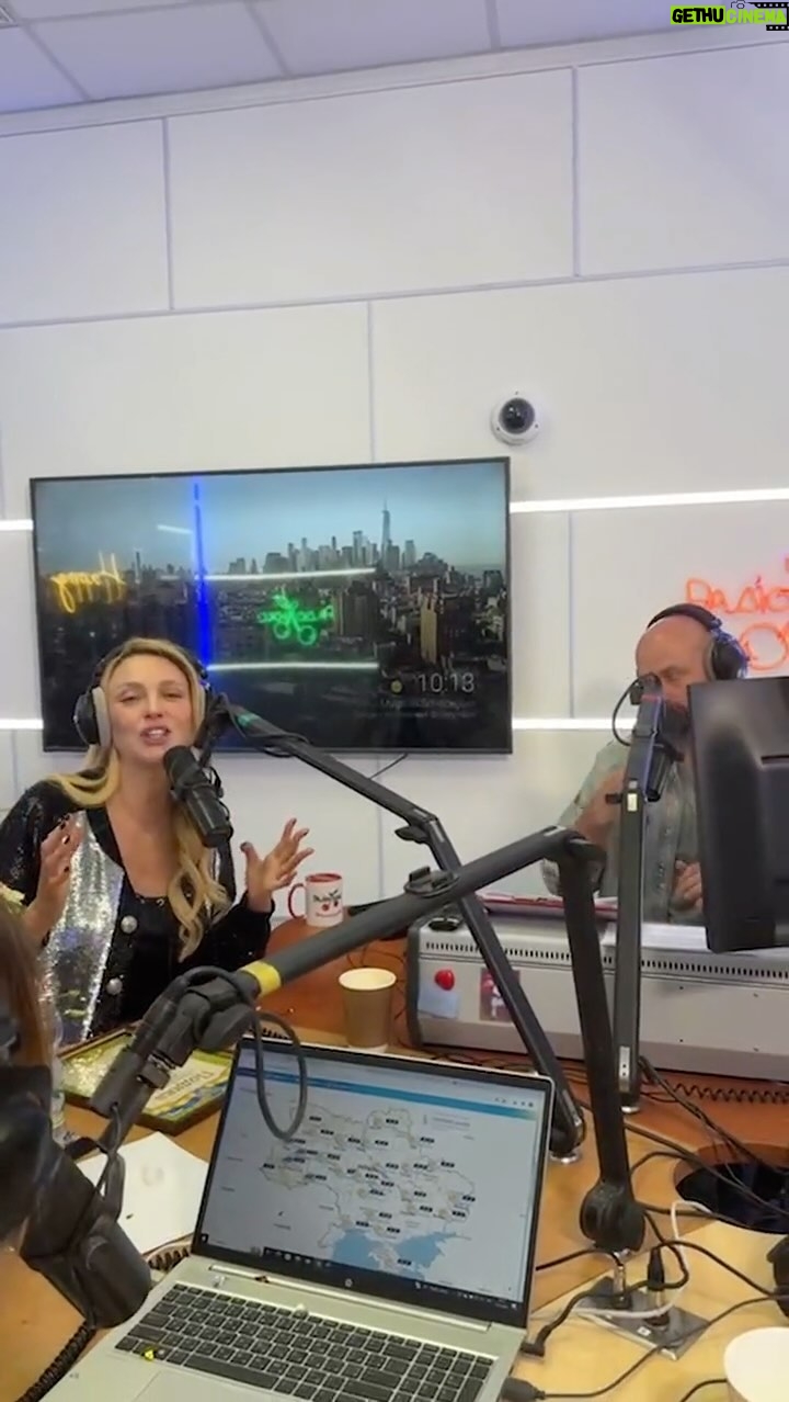 Olia Poliakova Instagram - Ну що, мій День Народження і я з @slavademin_official святкуємо на @radioluxfm та збираємо гроші для наших хлопців, а саме для 53 бригади, медичної роти на вантажний автомобіль, ціль 1.5 🍋 приєднуйтесь, посилання в сторіс Люкс FM