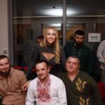 Olia Poliakova Instagram - Щоденні новини приносять багато болю. Але ми маємо не забувати завдяки кому прокидаємося зранку, маємо змогу працювати, допомагати. Маємо не забувати дівчат та хлопців, бійців, героїв, які захищають нас та боронять нашу країну! Вклоняюся та дякую кожному! Наші незламні, нехай наші перемоги будуть безкрайніми! Разом з пацієнтами Центру UNBROKEN @unbroken.ukraine , у Львові, ми відсвяткували Різдво, де я вперше виконала свої україномовні хіти з програми «Все буде добре» в акустичному форматі. Закликаю всіх підтримувати та донатити! Слава Україні! #ОляПолякова Lviv