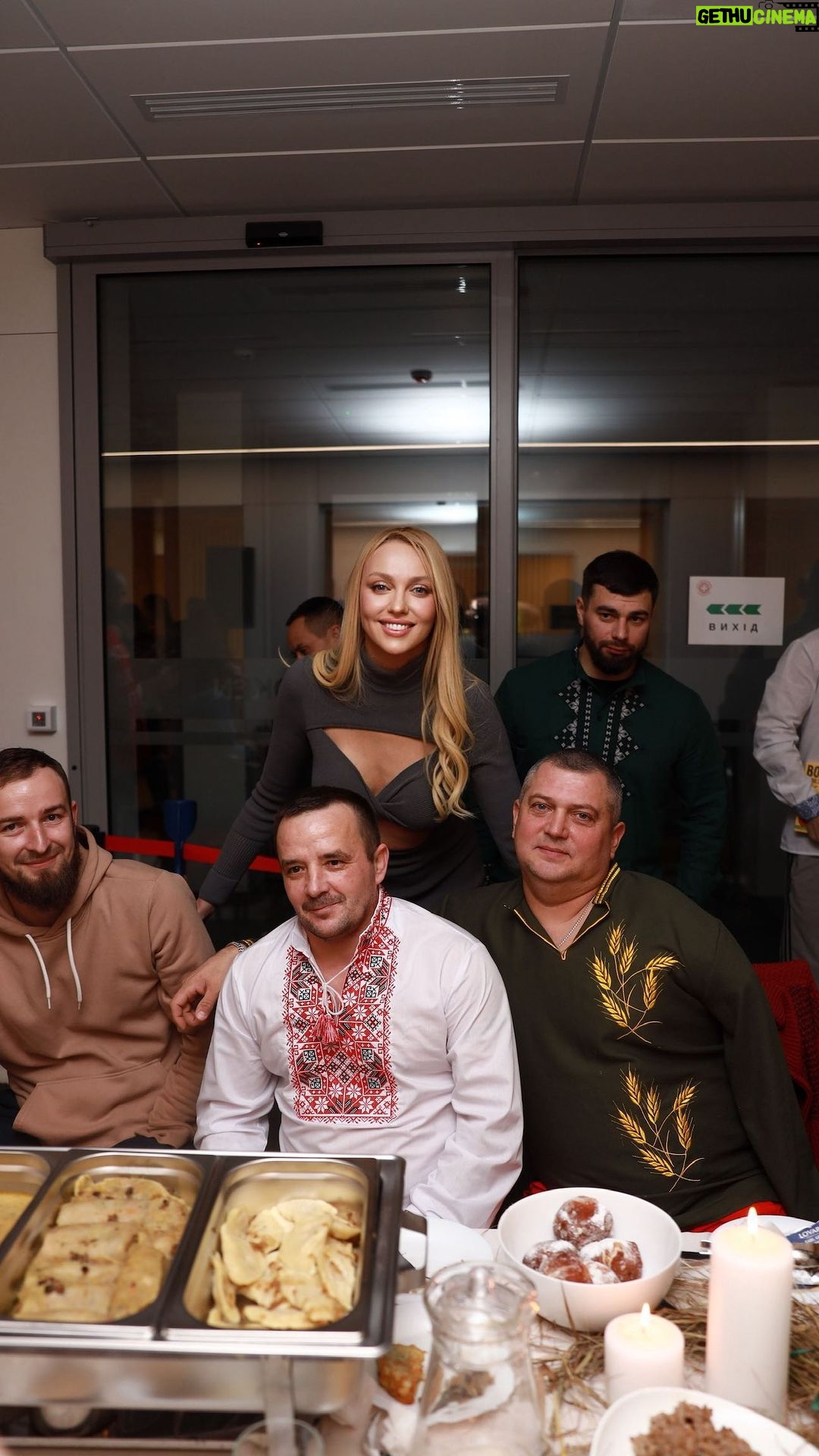 Olia Poliakova Instagram - Щоденні новини приносять багато болю. Але ми маємо не забувати завдяки кому прокидаємося зранку, маємо змогу працювати, допомагати. Маємо не забувати дівчат та хлопців, бійців, героїв, які захищають нас та боронять нашу країну! Вклоняюся та дякую кожному! Наші незламні, нехай наші перемоги будуть безкрайніми! Разом з пацієнтами Центру UNBROKEN @unbroken.ukraine , у Львові, ми відсвяткували Різдво, де я вперше виконала свої україномовні хіти з програми «Все буде добре» в акустичному форматі. Закликаю всіх підтримувати та донатити! Слава Україні! #ОляПолякова Lviv