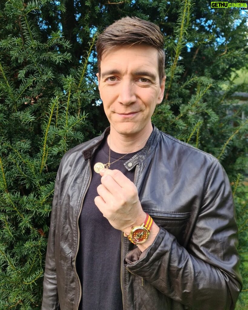Oliver Phelps Instagram - This is FANTASTIC!!! The @fossil #harrypotterxfossil collection is here! Being a proud Gryfindor I had to rep the colours😇 @jamesphelps_pictures and I will be explaining more at fossil.com tomorrow (26th) at 18:00 🇬🇧BST /1pm EST 🇺🇲