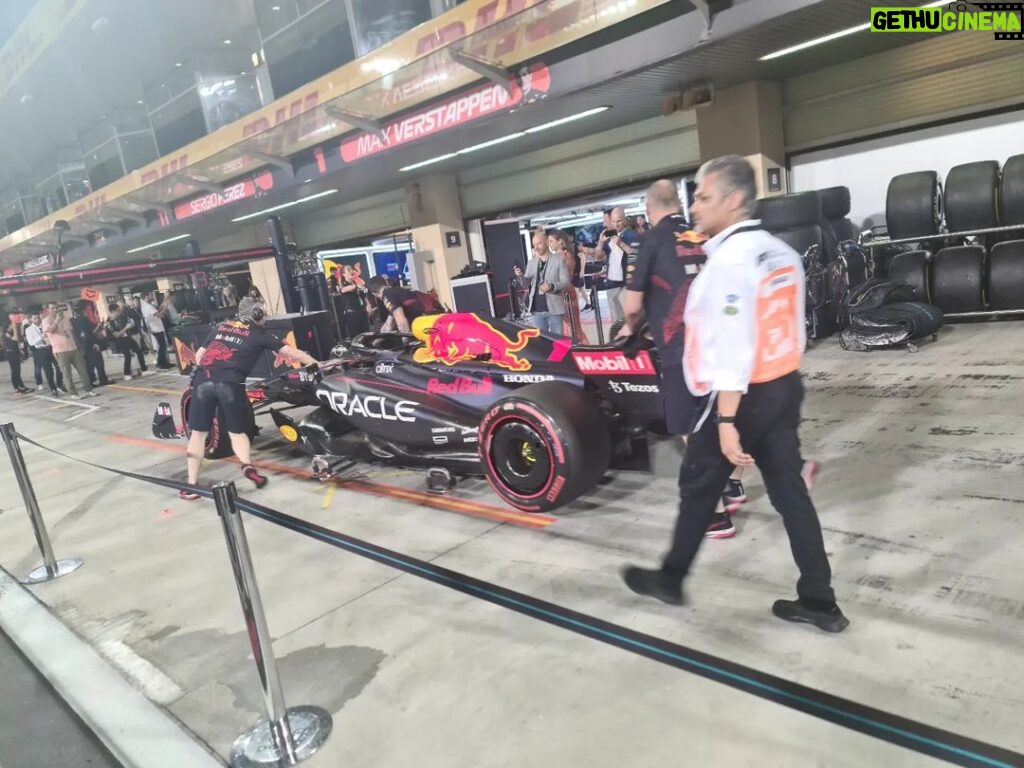 Oliver Phelps Instagram - What a great way to end the day. I've always loved watching the @f1 & to see qualifying up close today was so cool. @F1 @melt.mideast @abudhabievents @ymcofficial #InAbuDhabi #findyourplace #AbuDhabiGP #GoUnreal Yas Marina Circuit