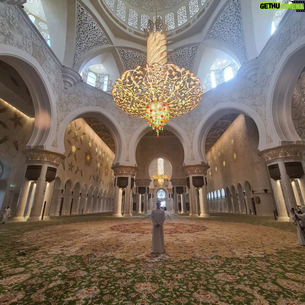 Oliver Phelps Instagram - This morning I was fortunate enough to visit the Sheikh Zayed Mosque. The level of detail on such a HUGE scale is incredible. Whether coming to worship or to visit as a tourist I'd stick this top of a "ToDo list" melt.mideast  @abudhabievents #InAbuDhabi #findyourplace #sheikh_zayed_grand_masque