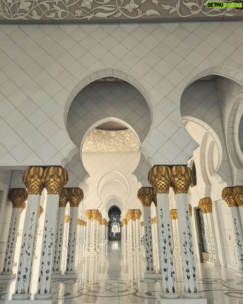Oliver Phelps Instagram - This morning I was fortunate enough to visit the Sheikh Zayed Mosque. The level of detail on such a HUGE scale is incredible. Whether coming to worship or to visit as a tourist I'd stick this top of a "ToDo list" melt.mideast  @abudhabievents #InAbuDhabi #findyourplace #sheikh_zayed_grand_masque
