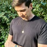 Oliver Phelps Instagram - This is FANTASTIC!!! The @fossil #harrypotterxfossil collection is here! Being a proud Gryfindor I had to rep the colours😇 @jamesphelps_pictures and I will be explaining more at fossil.com tomorrow (26th) at 18:00 🇬🇧BST /1pm EST 🇺🇲