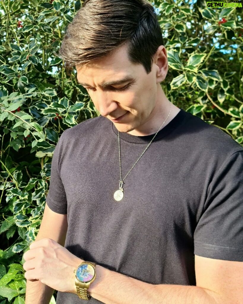 Oliver Phelps Instagram - This is FANTASTIC!!! The @fossil #harrypotterxfossil collection is here! Being a proud Gryfindor I had to rep the colours😇 @jamesphelps_pictures and I will be explaining more at fossil.com tomorrow (26th) at 18:00 🇬🇧BST /1pm EST 🇺🇲
