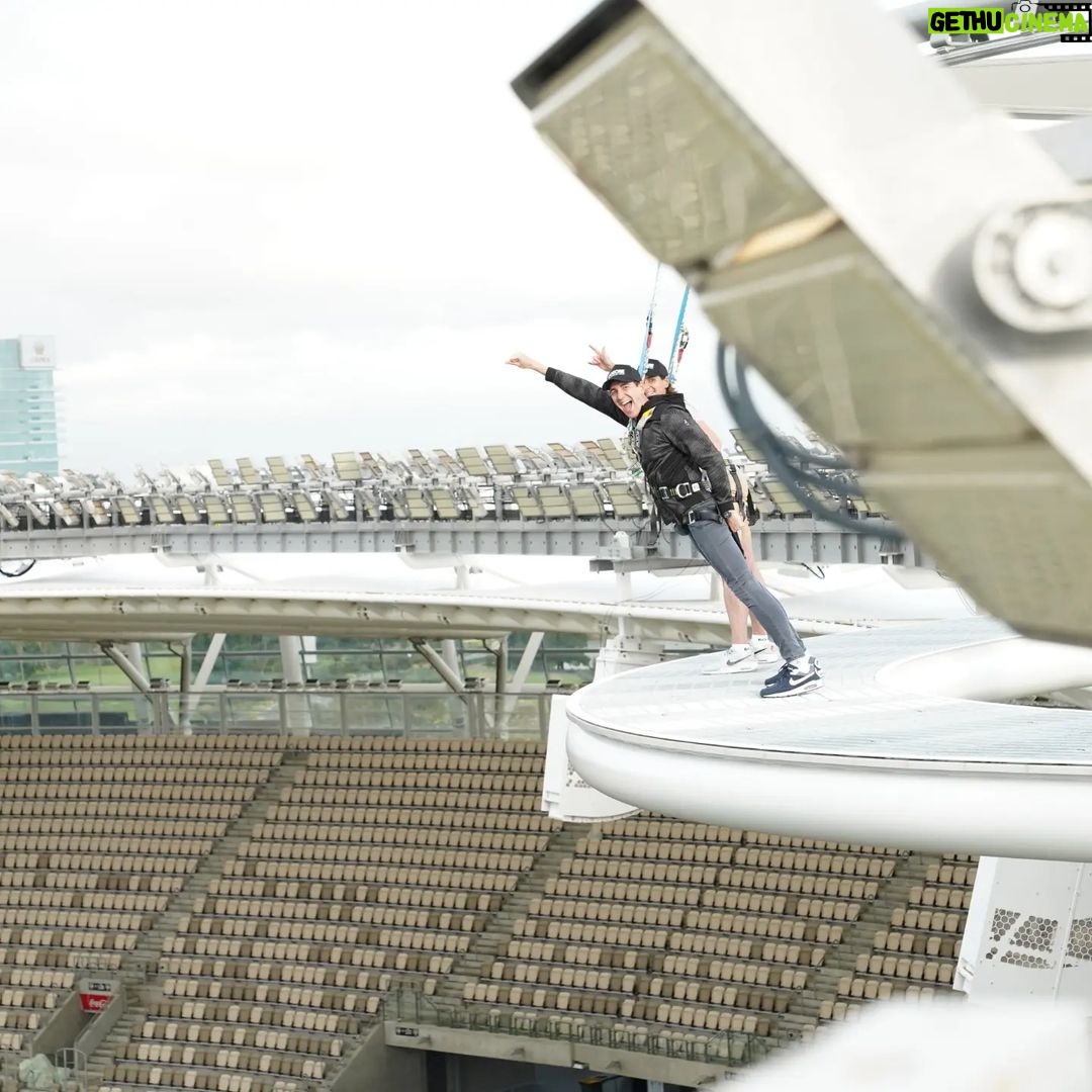 Oliver Phelps Instagram - I had a unbelievably fun time at @optusstadium @theozoneperth A incredible stadium with the greaf view from the roof. A MUST for anybody in Perth. It was #PERTHECT π (I'm claiming that phrase!) Optus Stadium